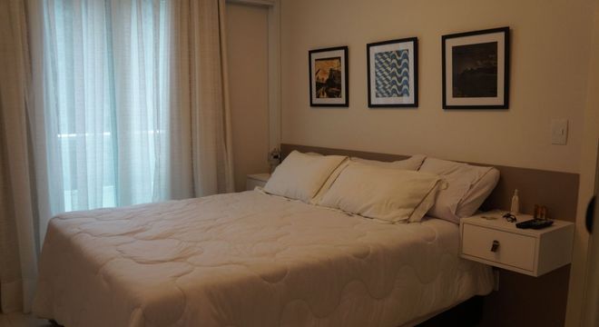 criado mudo suspenso - criado mudo de madeira branca e quadro decorativo 