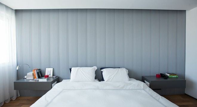 criado mudo suspenso - criado mudo em marcenaria cinza e colcha branca 