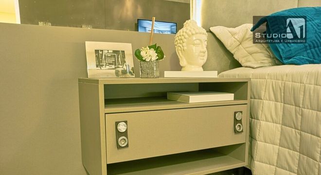 criado mudo suspenso - criado mudo em marcenaria clara e tapete areia 