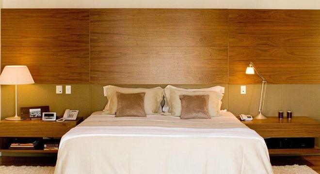 criado mudo suspenso - painel de madeira na parede e tapete de pelinho 