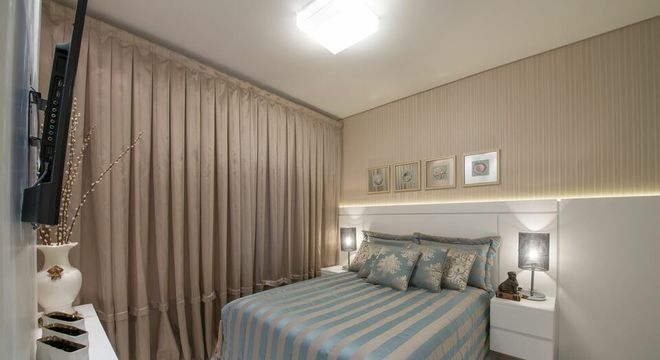 criado mudo suspenso - papel de parede listrado e cabeceira de madeira