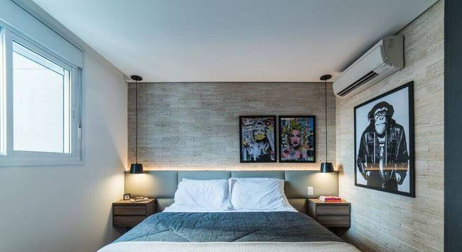 criado mudo suspenso - paredes com revestimento de tijolinho e quadros
