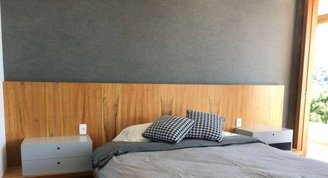 criado mudo suspenso - quarto com casal cinza e criado mudo com gavetas 