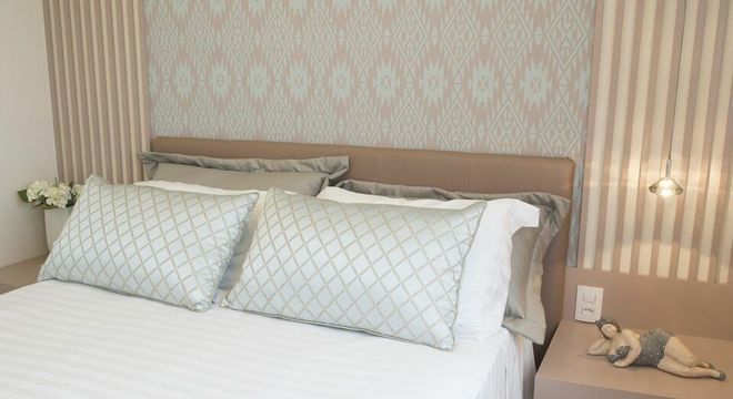 criado mudo suspenso - quarto com pendente sobre o criado mudo 