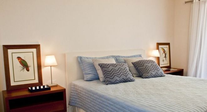 criado mudo suspenso - quarto com quadros decorativos no criado mudo 