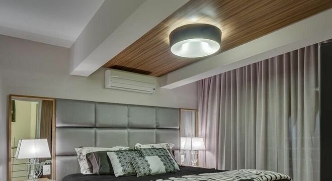 criado mudo suspenso - quarto de casal com cama preta e criado mudo 