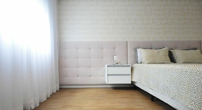 criado mudo suspenso - quarto de casal com criado mudo branco 