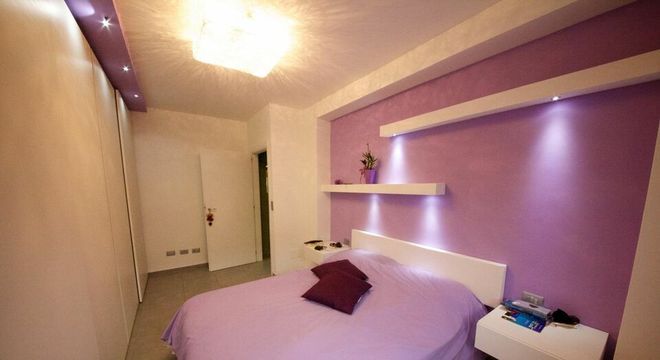 criado mudo suspenso - quarto de casal com criado mudo branco 