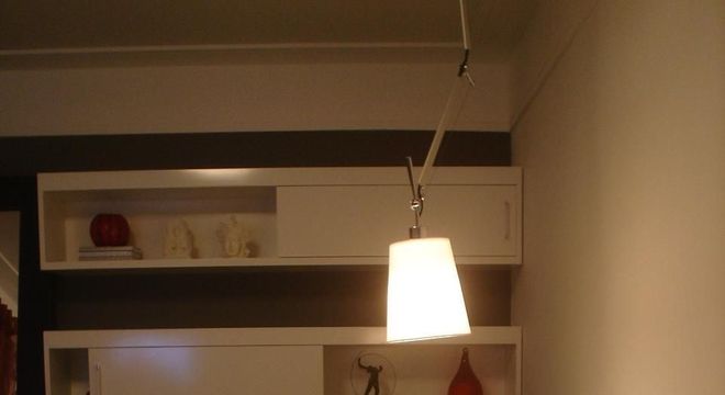 criado mudo suspenso - quarto de casal com criado mudo de madeira 