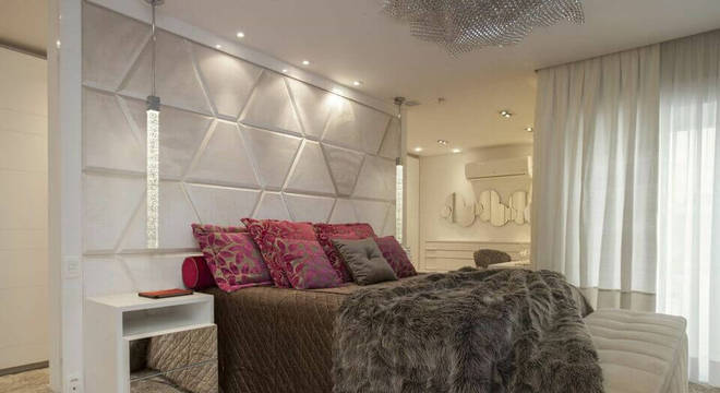 criado mudo suspenso - quarto de casal com pendente sobre o criado mudo 