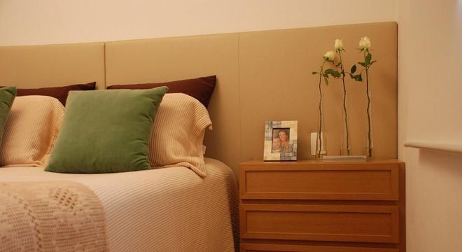 criado mudo suspenso - quarto de casal criado mudo marrom 