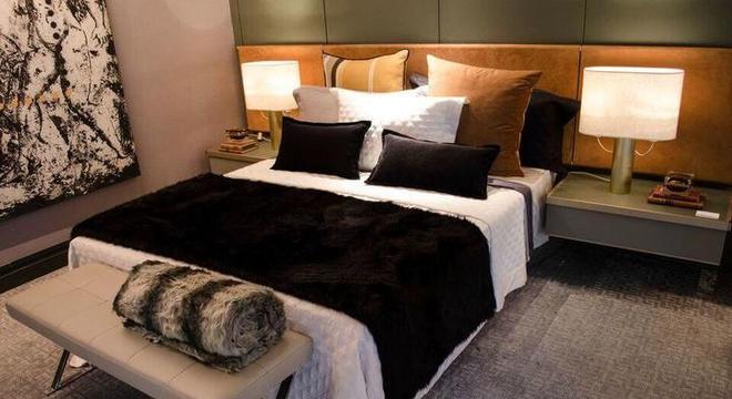 criado mudo suspenso - quarto de casal moderno com abajur no criado mudo 