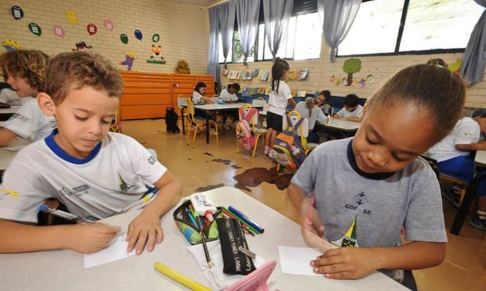 9. O governo federal e os governos estaduais e municipais estão trabalhando para identificar ameaças que podem colocar qualquer pessoa em risco. Por meio da Escola Segura, o governo busca manter a comunidade escolar informada e com contato direto com as autoridades