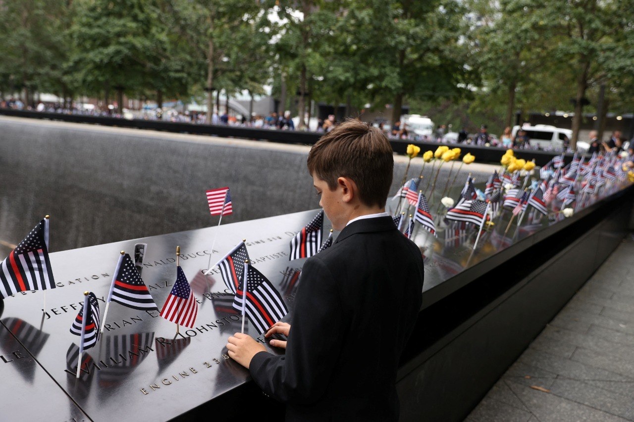 Menino é visto em cerimônia que marca o 21º ano dos ataques de 11 de setembro de 2001