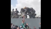 Pais entregam crianças para militares no aeroporto de Cabul