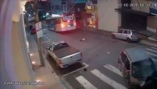 Vídeo: criança é arremessada de carro após colisão no interior de SP 