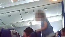 Pais são criticados após vídeo mostrar criança pulando em mesa de assento durante 'voo de 8 horas'