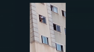 Criança brinca em janela no 7º andar de prédio no DF; veja vídeo  (Reprodução/material cedido- 08.02.2023)