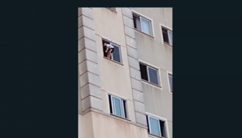 Criança brinca em janela no 7º andar de prédio no DF; veja vídeo  (Reprodução/material cedido- 08.02.2023)