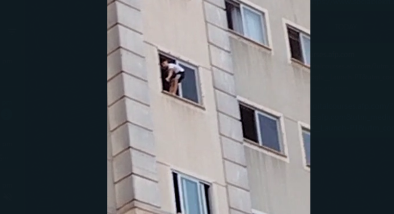 Momento em que criança se apoia em tela de proteção de janela no 7º andar de um prédio