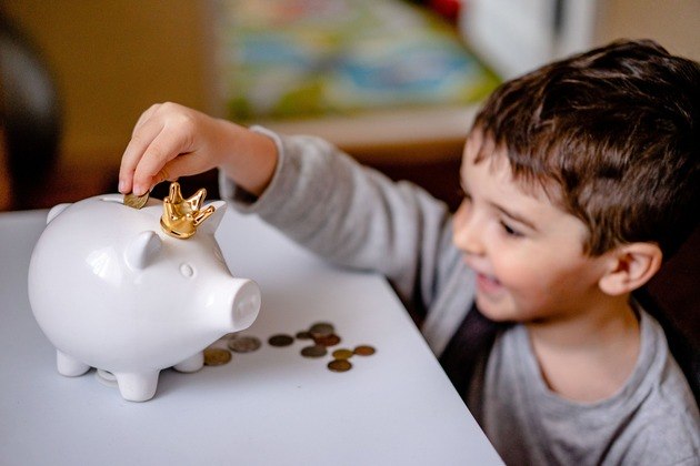 Muitos pais e mães têm dúvidas sobre como incentivar os filhos a consumir de forma consciente. O ensino da educação financeira pode ficar mais fácil se algumas estratégias forem adotadas para evitar gastos descontrolados. É preciso ainda explicar da forma correta como ter responsabilidade, planejar gastos e lidar com as frustrações. O desafio é fazer as crianças aprenderem a poupar e criar uma relação saudável com o dinheiro