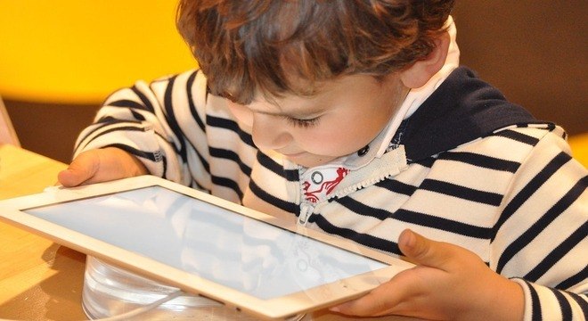 Expor a criança a telas digitais pode comprometer sua qualidade de sono, diz OMS