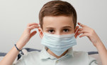 Crianças podem usar máscaras N95 e PFF2? Existem modelos infantis? O infectologista explica que, por originalmente terem sido desenvolvidas para atividades profissionais na área da saúde, as máscaras não foram feitas para crianças. Mas, de acordo com ele, existem modelos infantis que podem ser utilizados. Ele ressalta que o uso de máscaras, de qualquer tipo, não é recomendado para crianças com menos de 2 anos