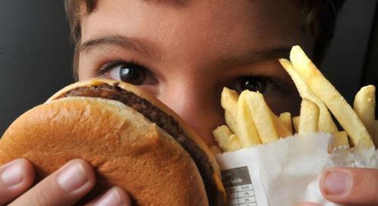 Hambúrguer e batata frita estão entre os alimentos ultraprocessados mais consumidos