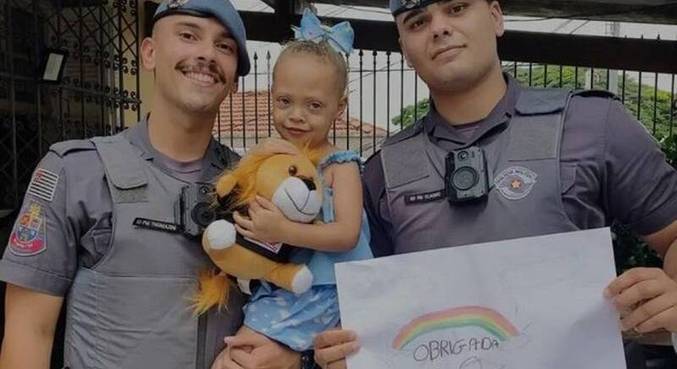 Menina entregou desenho para policiais que realizaram salvamento