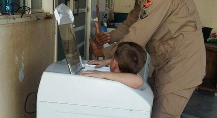 Momento em que criança é resgatada