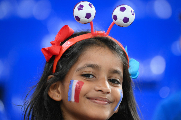 Criança francesa aguarda o início do jogo