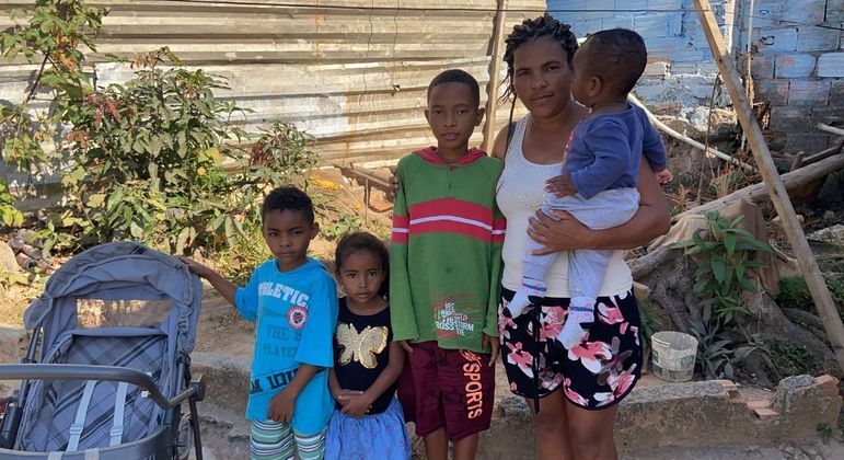 Célia mora com os seis filhos; Miguel (de camisa verde) ligou para a PM