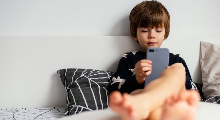 Crianças que usam o celular dos pais podem acabar clicando em links maliciosos