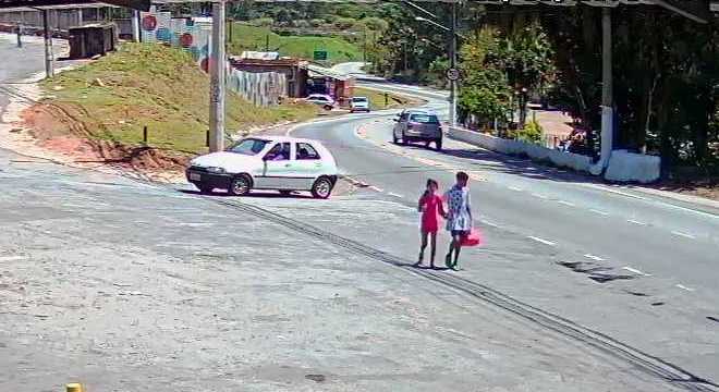 Criança foi gravada andando de mãos dadas com o garoto antes de sumir