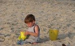 criança, praia, castelo de areia, verão