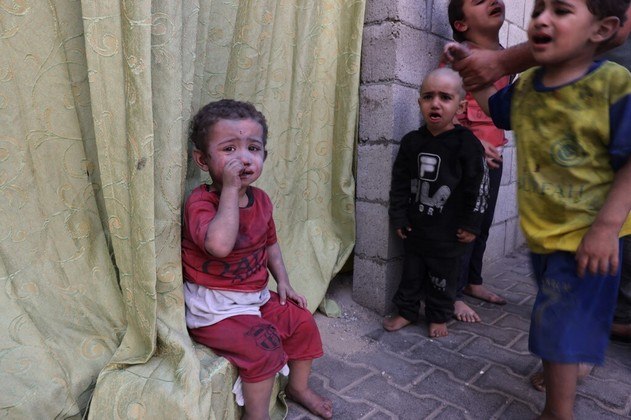 O número de mortos na guerra entre o Exército de Israel e o grupo terrorista Hamas subiu para 8.726, segundo o último balanço, divulgado na sexta-feira (27). O Ministério da Saúde do Hamas informou que ao menos 7.326 palestinos perderam a vida na Faixa de Gaza desde o início da guerra. Cerca de 80% das vítimas fatais em Gaza são mulheres ou crianças. Do lado israelense, 1.400 pessoas morreram no ataque-surpresa realizado pelo Hamas, no último dia 7 de outubro