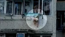 Vídeo mostra criança pendurada para fora de janela de apartamento