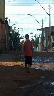 Seis em cada dez crianças e jovens estão em situação de pobreza