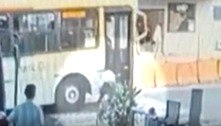Criança é quase atropelada por ônibus ao atravessar rua correndo; vídeo