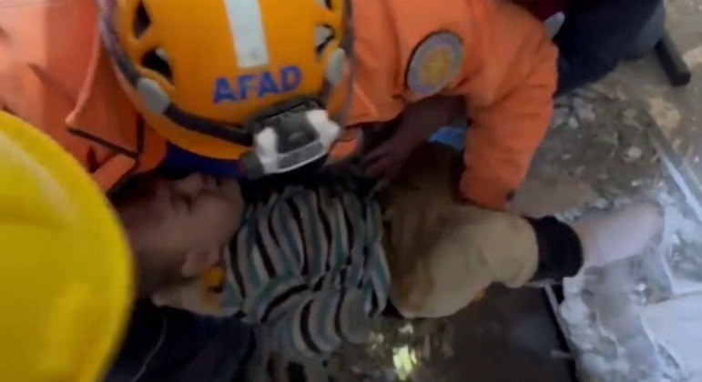 Garotinho é resgatado após 79 horas entre entulhosUm menino de 2 anos foi resgatado em Hatay, na Turquia, após ficar 79 horas preso em um vão com blocos de concreto e vigas de ferro. Mert Tatar foi levado ao hospital, mas autoridades locais ainda não forneceram informações sobre o estado de saúde