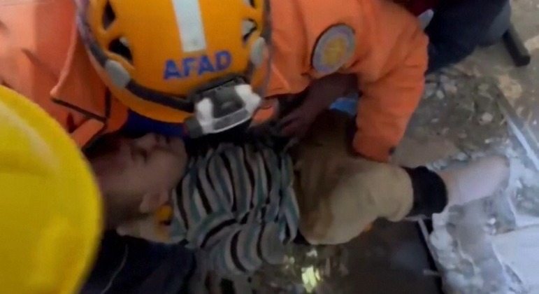 Garotinho é resgatado após 79 horas entre entulhosUm menino de 2 anos foi resgatado em Hatay, na Turquia, após ficar 79 horas preso em um vão com blocos de concreto e vigas de ferro. Mert Tatar foi levado ao hospital, mas autoridades locais ainda não forneceram informações sobre o estado de saúde da criança