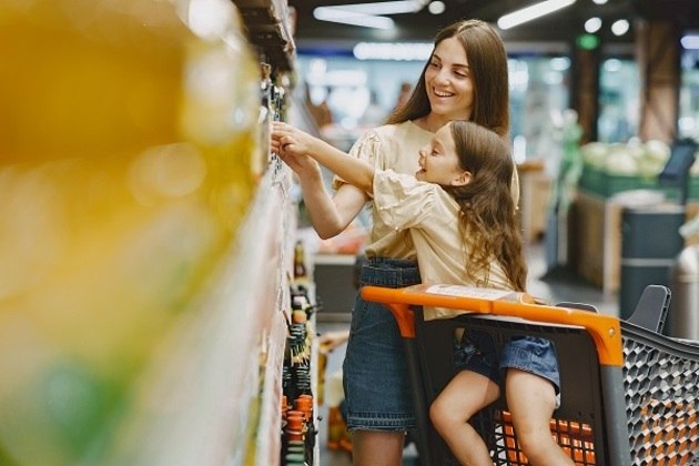 Segundo Mariana Rocha, gerente de Marketing da Mozper, fintech que ajuda famílias com filhos a tomar decisões financeiras  responsáveis, o primeiro passo para estimular as crianças a lidarem com o consumo de uma forma saudável 