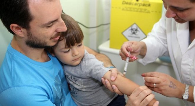 A segunda dose da vacina contra polio, a VIP, Vacina Inativada Poliomielite, que tem injetada uma dose aos 15 meses e outra aos 4 anos de idade

