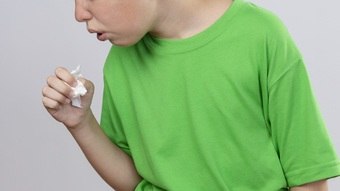 Secreções e saliva: entenda a transmissão da bactéria que estaria ligada às mortes de crianças em MG