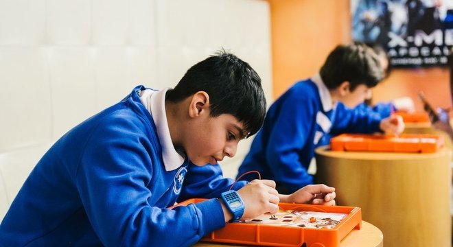 Memória incomum, ler cedo e conhecimento mais aprofundado de assuntos específicos podem ser sinais de que a criança é superdotada