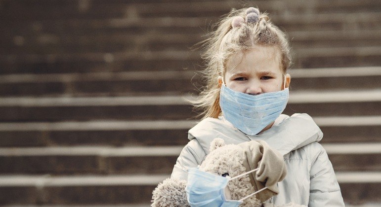 Para não ter o incômodo, pais preferem deixar os filhos em casa