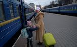 Mulher e garotinha, na cidade de Odessa, na Ucrânia, na plataforma de uma central de trem que faz a retirada de pessoas da região. Há informações de que a Rússia atacará a cidade. Odessa fica no sul da Ucrânia e é banhada pelo mar Negro