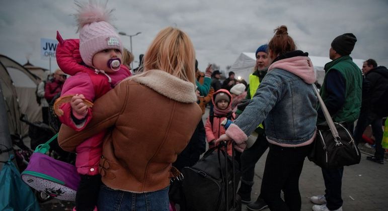 Mulheres e crianças que deixam a Ucrânia são abordadas por criminosos