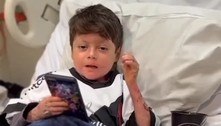 Criança que passou por 8 cirurgias emociona torcedores ao escalar time do Vasco; assista