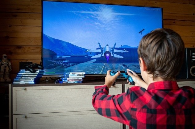 Os pais muitas vezes se preocupam com os impactos negativos dos videogames em seus filhos, desde a saúde mental até problemas sociais e falta de exercícios, mas um grande estudo publicado na segunda-feira (24) no Jama Network Open mostrou haver benefícios cognitivos associados a esse passatempo popular. O autor principal da pesquisa, Bader Chaarani, professor assistente de psiquiatria na Universidade de Vermont, e seus colegas analisaram dados do extenso estudo em andamento Adolescent Brain Cognitive Development (ABCD), financiado pelos Institutos Nacionais de Saúde. Os pesquisadores se concentraram nas respostas do estudo, nos resultados de testes cognitivos e em imagens cerebrais de cerca de 2.000 crianças entre 8 e 9 anos divididas em dois grupos: aquelas que nunca jogavam videogame e as que jogavam por três horas diárias ou mais
